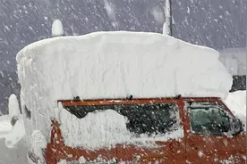 积雪深度超1米!日本多地现强降雪天气,一男子疑铲雪时遭雪埋丧命视频封面