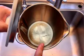 不管水壶水垢多脏多黄，教你一招，倒一点水垢哔哔掉，立马就干净视频封面