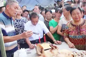 贵州一小伙迎亲，新娘接回来了，正在退喜神，人们围着观看视频封面