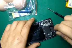 手机经常自动关机，看看换电池能不能解决问题视频封面