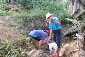 半个月前挖的水井己发酵完水泥味，爸爸妹妹今天去洗干净引水回家视频封面