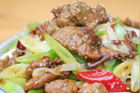 在家做“葱爆牛肉”，出水不嫩嚼不动，看看饭店怎么做
