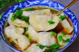 做饺子时，记住调汤汁和肉馅的技巧，汤鲜味美，肉质鲜嫩，真香