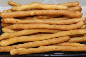 火锅店里的茴香小油条，蓬松柔软，李姐在家做，边炸边吃，真香视频封面