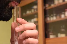 男子把自己的唾液放到显微镜下看，被自己给恶心到了！视频封面