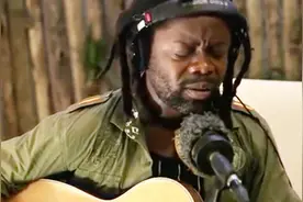 吉他弹唱深情演绎莱昂纳尔·里奇名曲《Stuck On You》视频封面