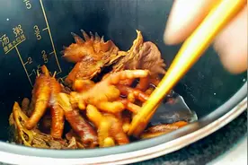 炖鸡肉的时候把鸡头和鸡爪留出来，这样一做当下酒菜最适合