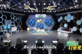 注意！泡完脚后用掌心搓揉涌泉穴能有助眠作用|职场健康课视频封面