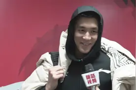 记者问郭艾伦当选全明星票王有何感受，大侄子八个字笑翻全场！视频封面
