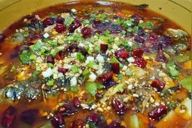 鲫鱼这样做更入味，不用煎炸鲫鱼细嫩鲜香，正宗的川味做法，巴适