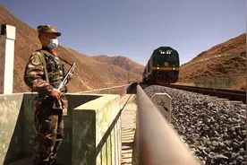 视频直击现场|拉萨郊外，火车鸣笛呼啸而过，武警立正敬礼