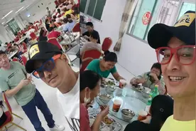 3500元底薪被嘲太低，61岁何家劲晒员工餐回应：你以为容易呀？视频封面