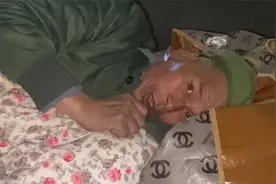 农村五旬大叔进城打零工，自带被褥睡桥下，不怕苦只想有活干视频封面