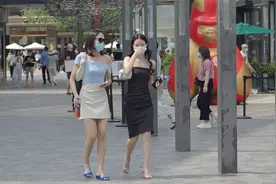 闺蜜夏季漂亮的服装穿搭都有哪些？什么颜色款式受欢迎？看看她们视频封面