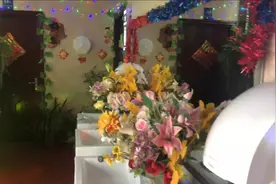 六旬大爷把公厕布置成KTV走红 女儿：他有洁癖，很有仪式感视频封面