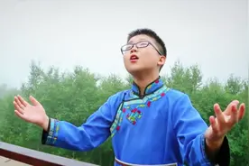 草原小伙一曲《梦中的额吉》感情投入，唱得感人落泪！