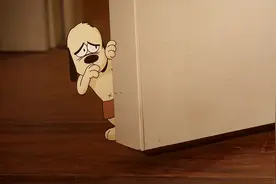 菜包狗被主人抛弃，带上行李离开，背影很伤感！