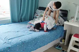 周末哥哥睡懒觉，还没起床，妹妹就爬过来找哥哥玩视频封面