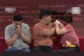 养母带着养子寻亲，如今一家重逢抱头痛哭，养母落寞站一旁！视频封面