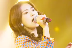 黄英09年快乐女声时和十年后演唱《映山红》，神韵不同，一样的美视频封面