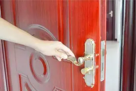 晚上睡觉时，卧室门敞开着好还是关着好？不是迷信，看完提醒家人视频封面