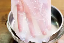 凉皮最简单快速的做法，不洗面不揉面，劲道又透亮，一大盘吃不够