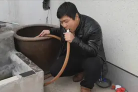 农村小伙给鱼缸换水，要用嘴吸下这管子，能把水抽出来么视频封面