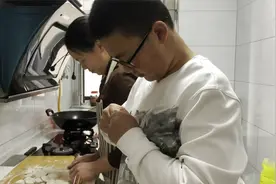 天宇爸爸带来的老家土猪肉馅，天宇帮妈妈做饭，最好吃的一顿饺子视频封面