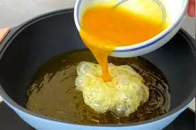 把鸡蛋倒入滚烫的油锅中，出锅瞬间变美食，很多人都没吃过，真香视频封面