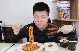 试吃56元必胜客外卖“小龙虾意面”配上羊肉串和蔬菜沙拉，真实惠