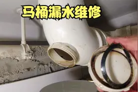 楼上马桶主管漏水，老牛忍住臭气维修，物业人的辛苦谁能理解视频封面