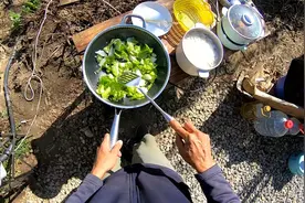 在阳光的沐浴下饭也是种享受,没想到单身男人的生活也挺有情调视频封面