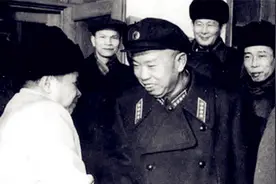 开国大将王树声回乡视察，看到一位农村大娘后，为何跪地痛哭视频封面