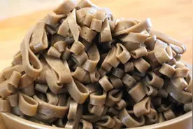 李姐做荞面凉皮，和面时加水分两步，一张凉皮3分钟，黑亮又劲道视频封面