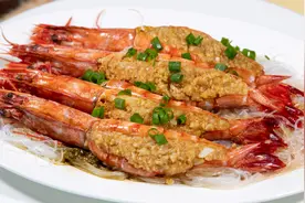 配粉丝做的蒜香黑虎虾，家常做法很简单，鲜香美味孩子们最喜欢吃