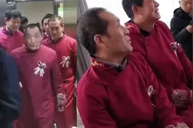 男子头婚4名伴郎加起来超200岁！婚车司机：都是新郎从小玩到大的视频封面