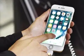 非原装充电器的后果！苹果手机充电芯片被烧险报废，你还这么做？视频封面