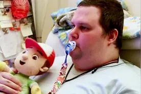 世界上“年龄最大”的婴儿，已经35岁了，还咬着奶嘴穿尿布！