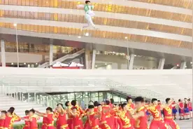河南郑州：10岁男孩为民族运动会表演腾空10米高 离家习武已4年视频封面