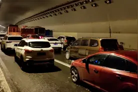 春节返程高速遇车祸堵车近8小时，车主吐槽不应按全程收费视频封面