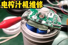便携式充电榨汁机不工作维修，这个属于常见故障，主要测量这里视频封面