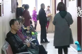 女子左手中指被蜂蛰 没及时把戒指取下来险些要了命视频封面