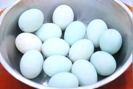 厨师长把鸭蛋放进盐水里直接腌，100%冒沙流油，干净实用又简单