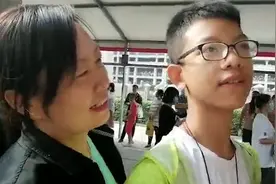 老师带六年级学生到考场感受高考氛围：想让学生明白学习的重要性视频封面