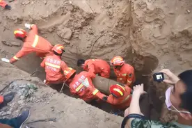 男子只顾玩手机不慎掉入机井 110、119、120全出动了视频封面