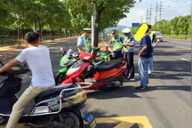 电动车牌照4种颜色，都代表啥意思你知道吗？交警：挂错直接罚款视频封面
