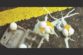 鸡蛋掉地上立刻就熟了，小伙感觉不对劲，原来地下都是滚烫的岩浆