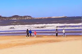 威海风大浪高，挡不住人们对大海的喜爱，小姐姐踏浪而来宛如仙子视频封面