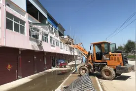建筑工人组成的拆迁队，专业拆除大型防盗窗，全部用铲车直接拉掉视频封面