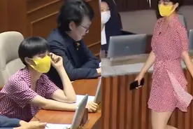 引争议！韩国27岁女议员穿粉红裙子参加国会会议 网友吵翻天视频封面